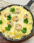 Жульен с курицей и грибами на сковороде