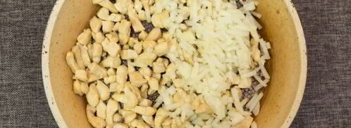 жульен с курицей и грибами на сковороде. Шаг 4