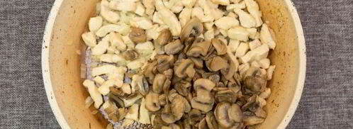 жульен с курицей и грибами на сковороде. Шаг 5