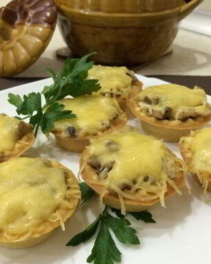 Жульен в тарталетках с грибами и сыром